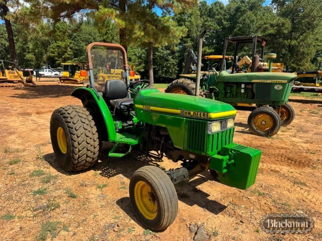 John Deere 5200 Equipment Image0