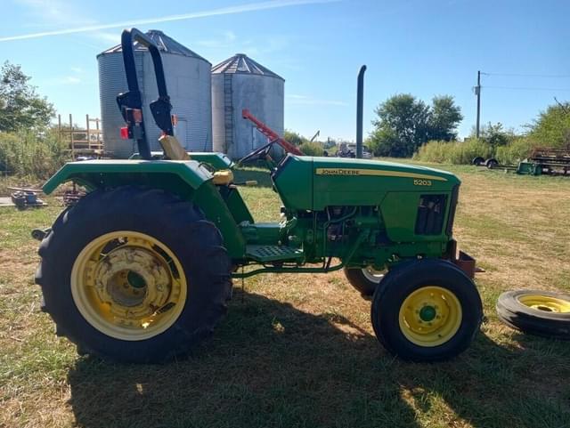 Image of John Deere 5203 equipment image 2