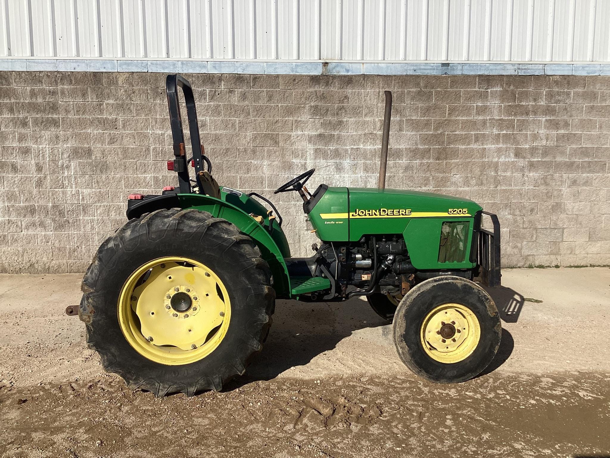 John Deere 5205 Equipment Image0