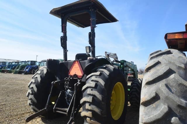 Image of John Deere 5205 equipment image 2