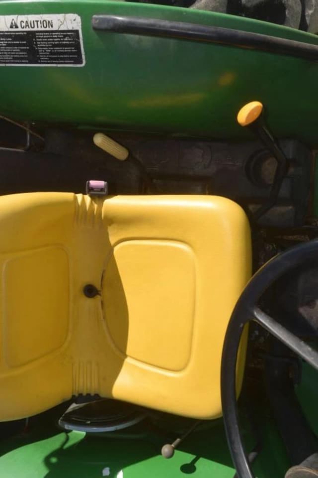Image of John Deere 5205 equipment image 4