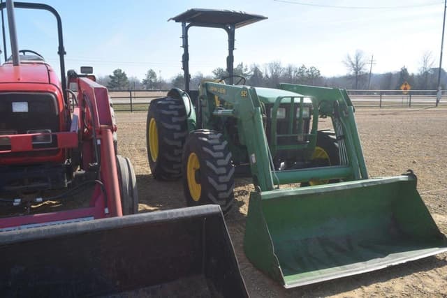 Image of John Deere 5205 equipment image 3