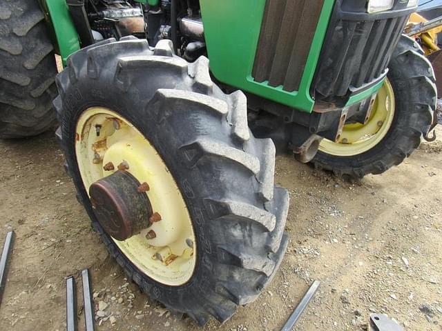 Image of John Deere 5205 equipment image 4