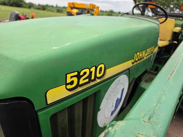 Image of John Deere 5210 equipment image 1