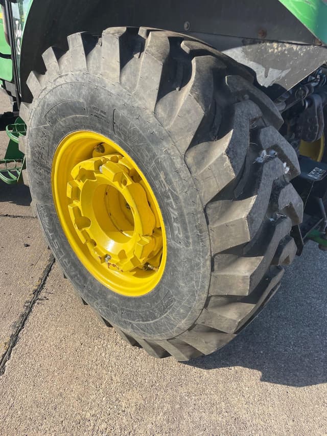 Image of John Deere 5220 equipment image 4