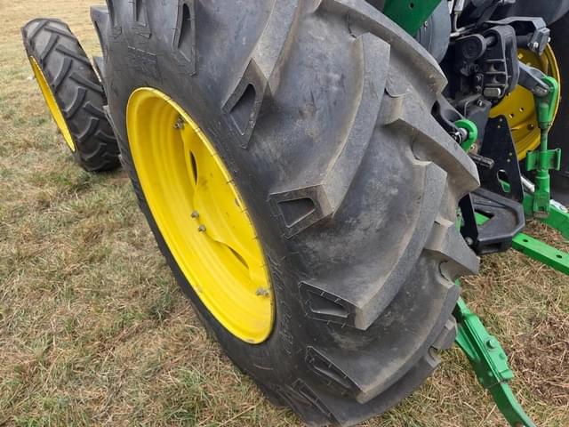 Image of John Deere 5225 equipment image 4