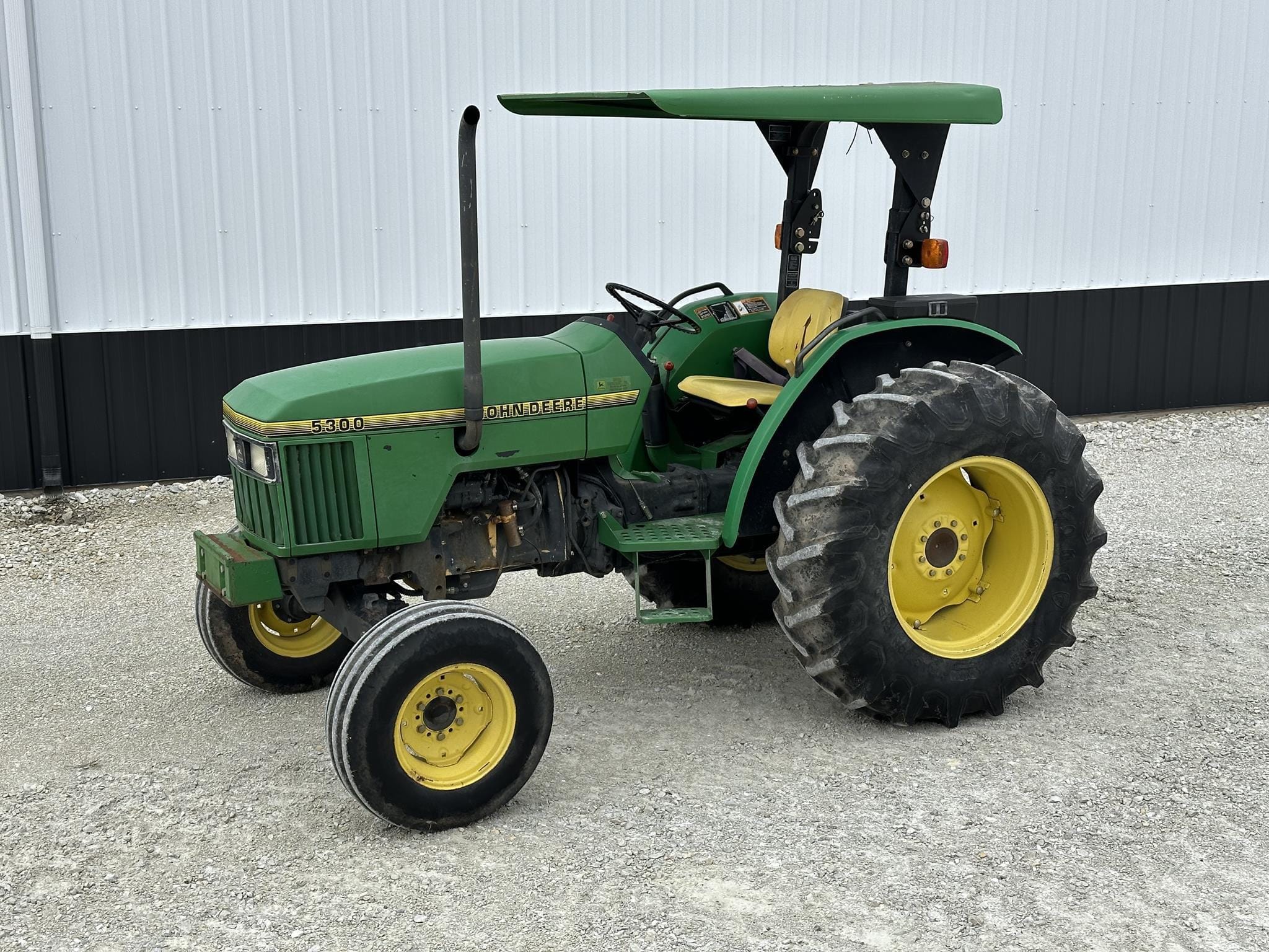 John Deere 5300 Equipment Image0