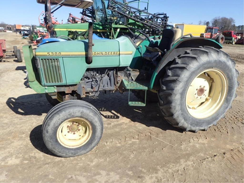 John Deere 5300 Equipment Image0