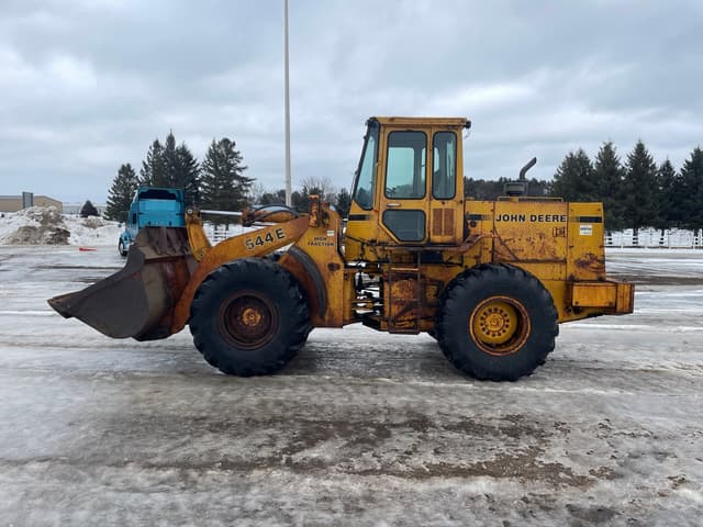 Image of John Deere 544E equipment image 1