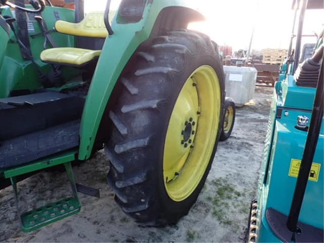 Image of John Deere 5520 equipment image 3