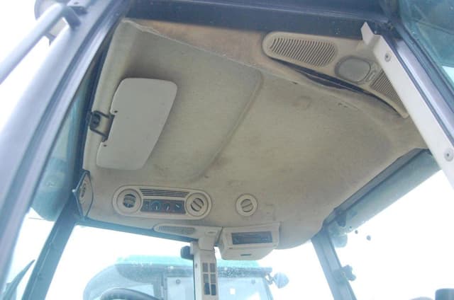 Image of John Deere 5520 equipment image 4