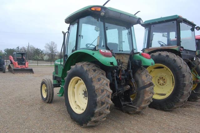Image of John Deere 5520 equipment image 1