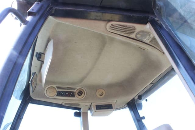 Image of John Deere 5520 equipment image 4