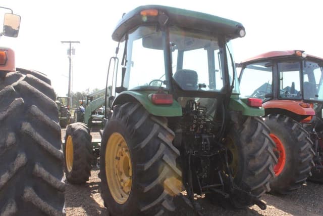 Image of John Deere 5520 equipment image 1