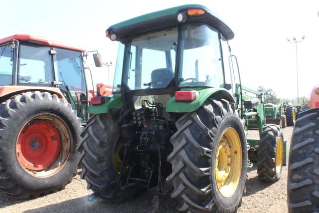 Image of John Deere 5520 equipment image 2