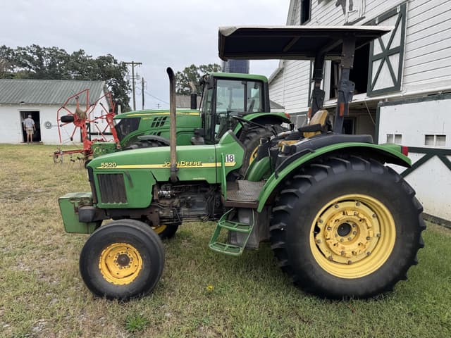 Image of John Deere 5520 equipment image 2