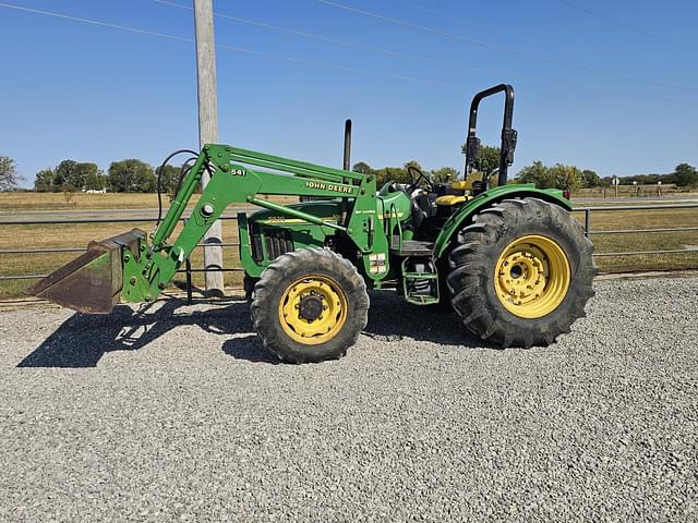 Image of John Deere 5520 equipment image 1