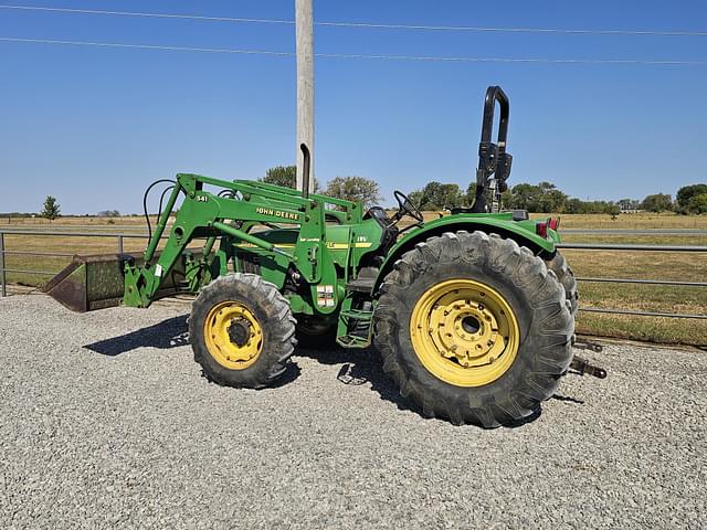 Image of John Deere 5520 equipment image 2