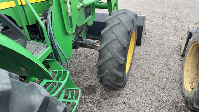 Image of John Deere 5520 equipment image 4
