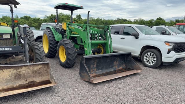 Image of John Deere 5520 equipment image 2
