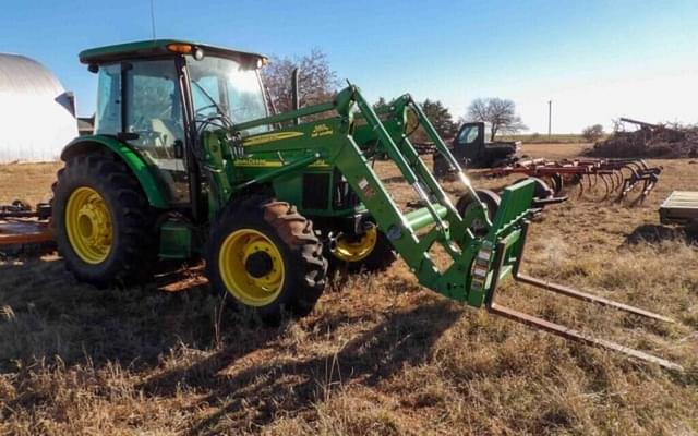 Image of John Deere 5520 equipment image 1