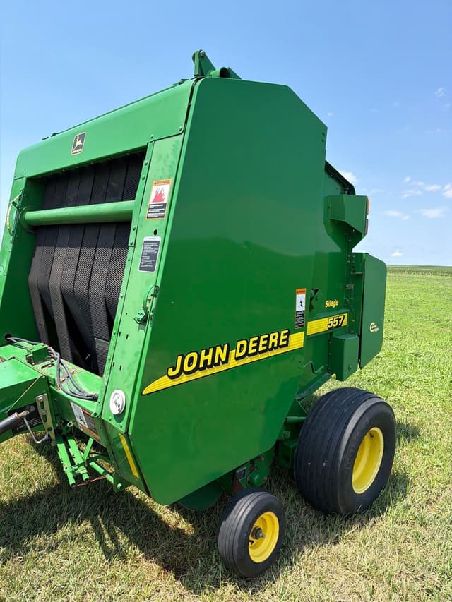 Image of John Deere 557 equipment image 4