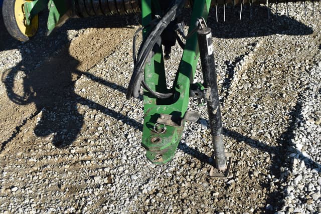 Image of John Deere 567 equipment image 4