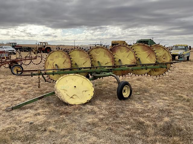 Image of John Deere 567 equipment image 1