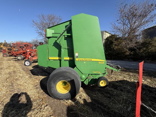 Image of John Deere 568 equipment image 1