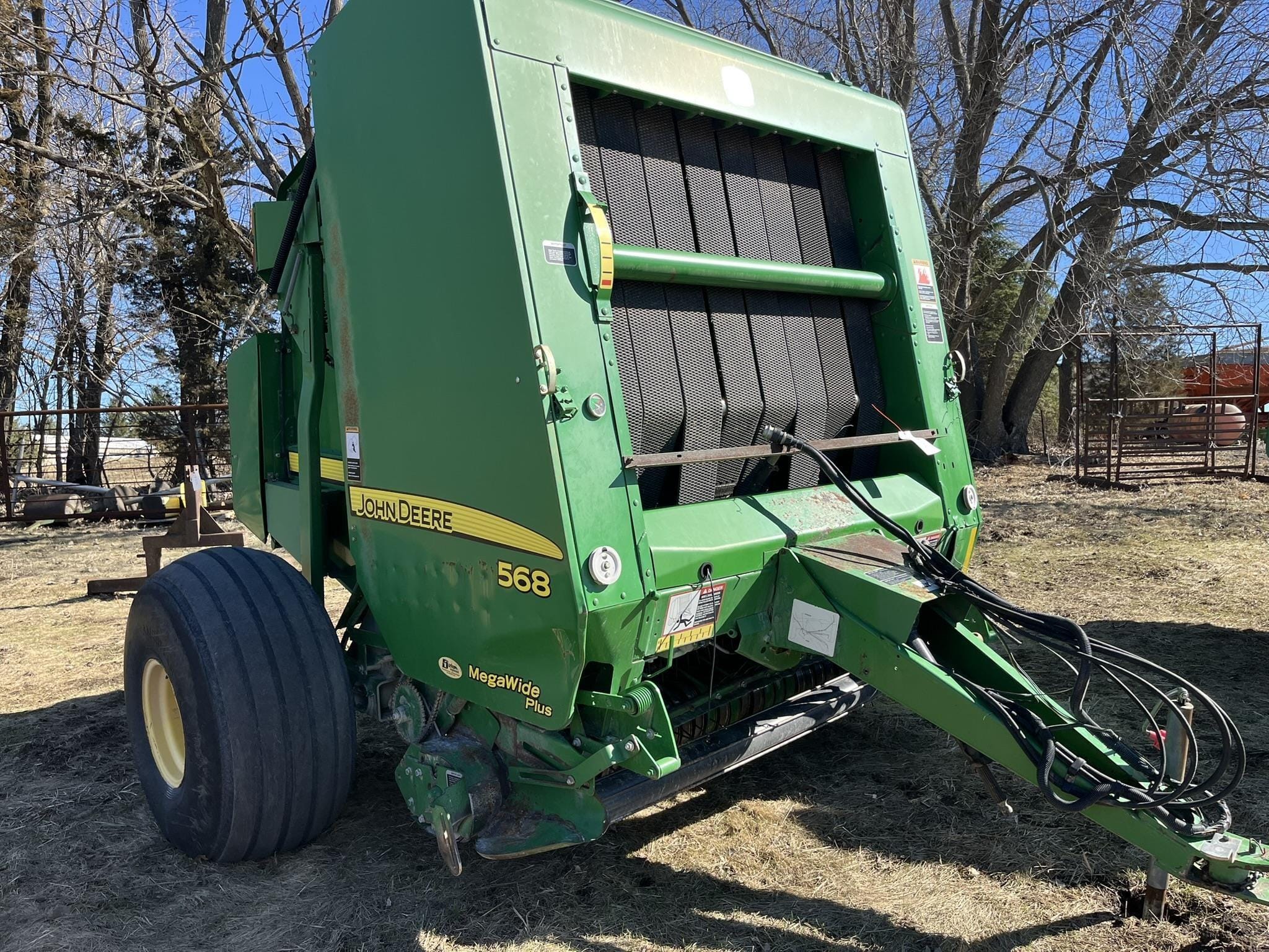 John Deere 568 Mega Wide Plus Equipment Image0