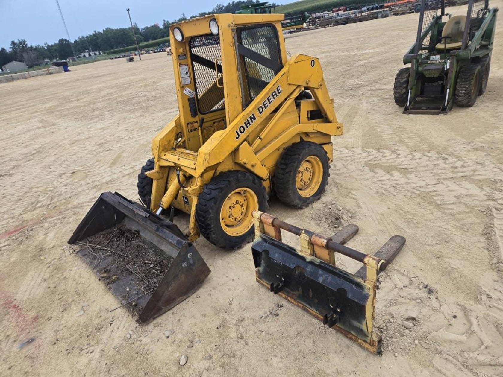 John Deere 570 Equipment Image0