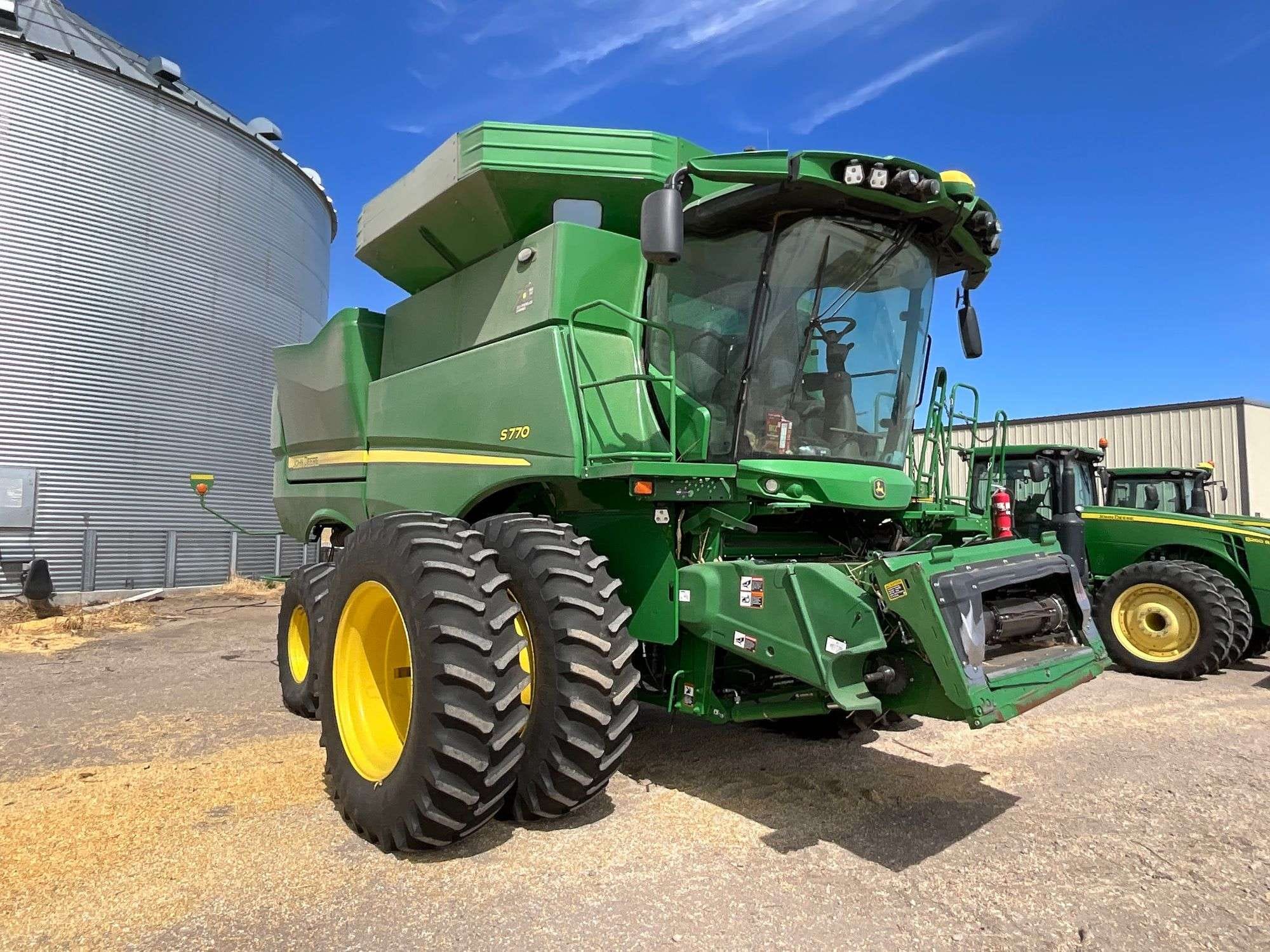 John Deere S770 Equipment Image0