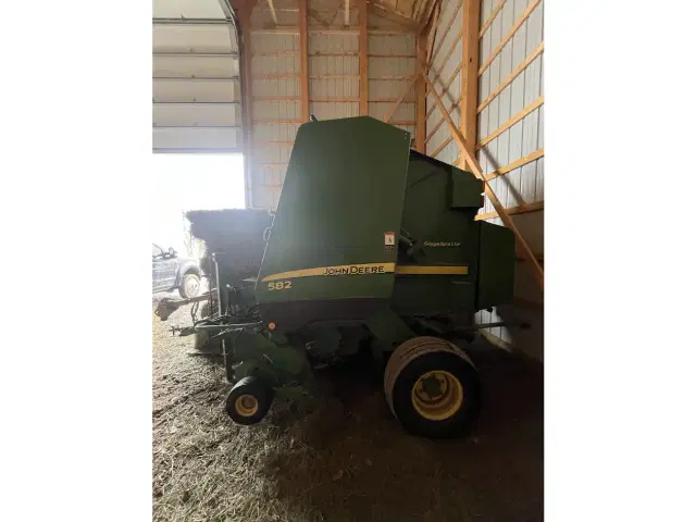 Image of John Deere 582 equipment image 2