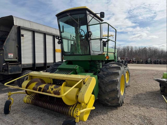 Image of John Deere 5820 equipment image 4