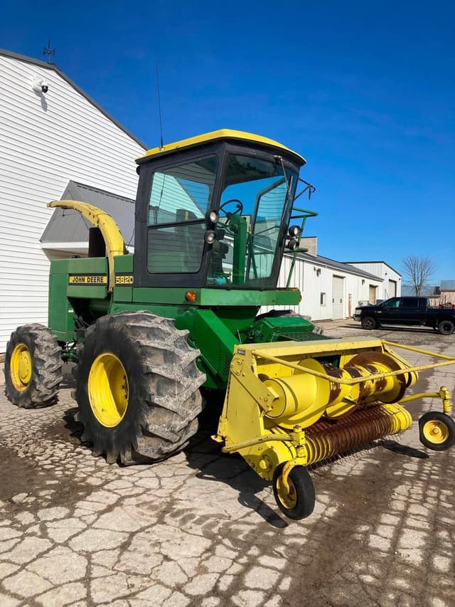 Image of John Deere 5820 equipment image 1