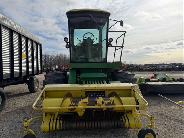 Image of John Deere 5820 equipment image 3