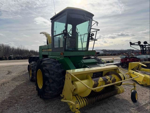 Image of John Deere 5820 equipment image 2