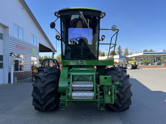 Image of John Deere 5830 equipment image 2