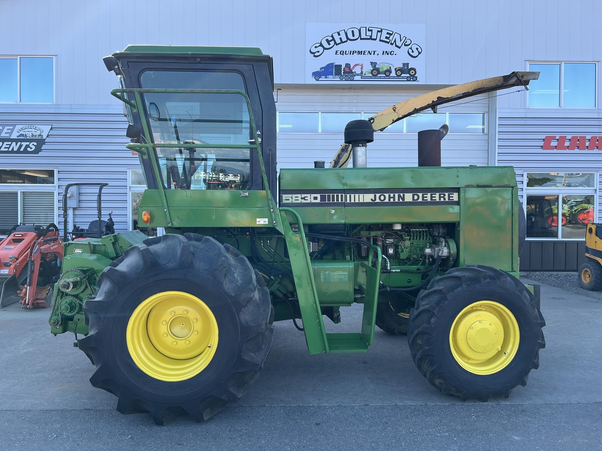 John Deere 5830 Equipment Image0