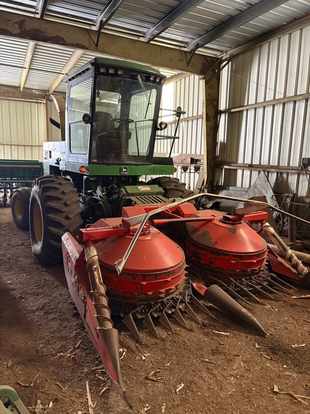 Image of John Deere 5830 equipment image 2