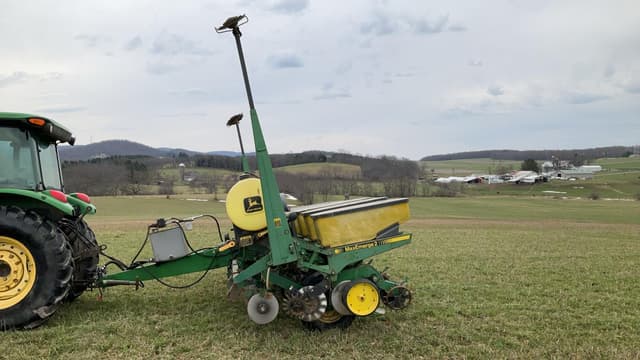 Image of John Deere 7200 equipment image 1