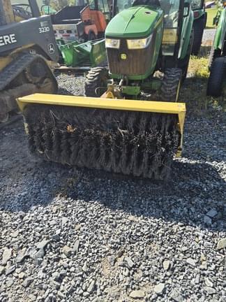 Image of John Deere 60 Heavy Duty Broom Image 1