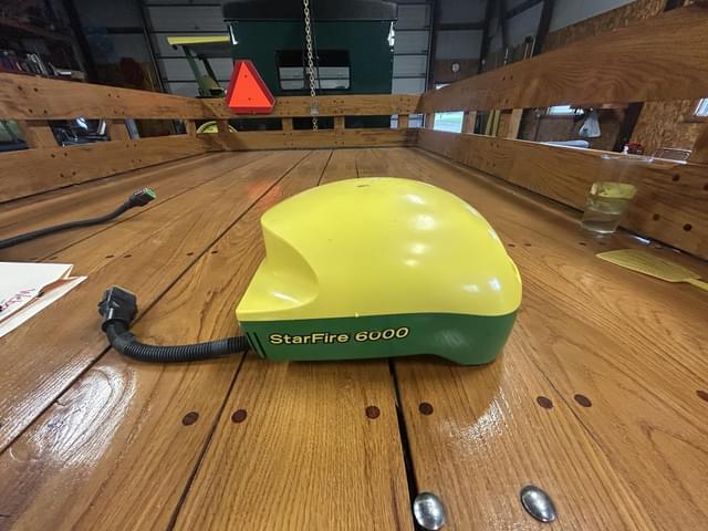 Image of John Deere StarFire 6000 equipment image 2