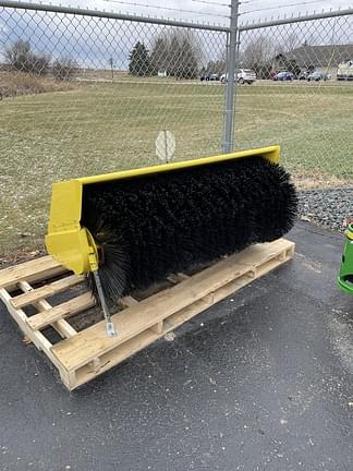 Image of John Deere 60 Heavy Duty Broom Image 0