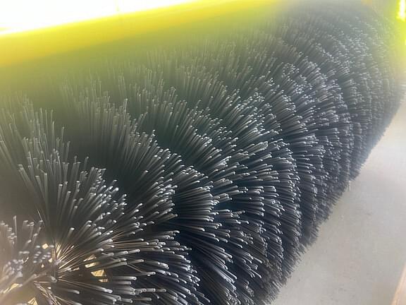Image of John Deere 60 Heavy Duty Broom Image 1