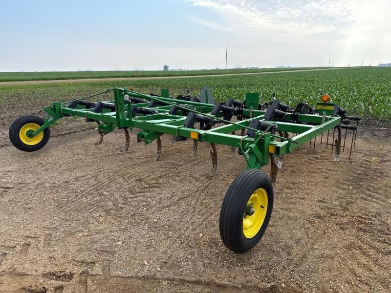 John Deere 610 Equipment Image0