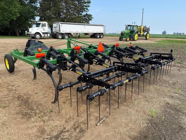 Image of John Deere 610 equipment image 1