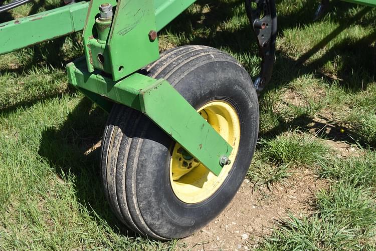 Main image John Deere 777 17