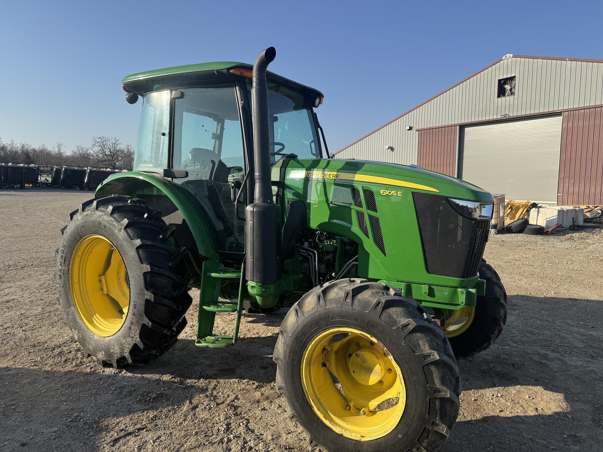 John Deere 6105E Equipment Image0