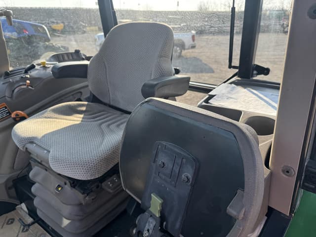 Image of John Deere 6105E equipment image 4